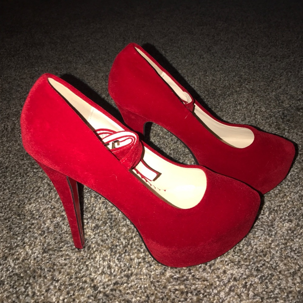Red high heals - Picture 4 of 4